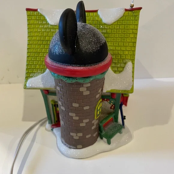 ✨ Disney Department 56 – Mickey’s Christmas Village “Mickey’s Ski & Skate” ⛷️⛸️ - Picture 7 of 8